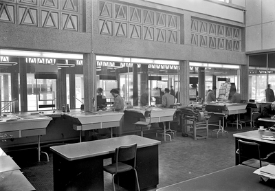 152519 Interieur van het plaatskaartenkantoor in het N.S.-station Leiden te Leiden.
